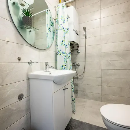 Modern 1bdr Near Center