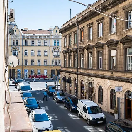 Modern 1bdr Near Center *