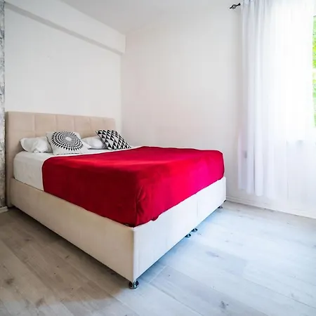Modern 1bdr Near Center Apartment *