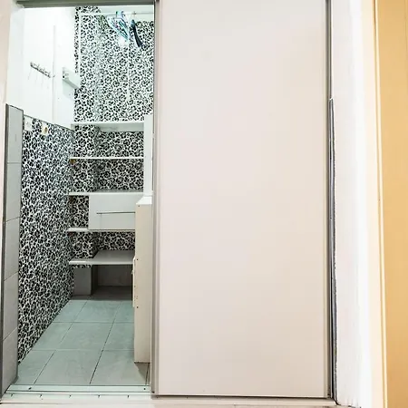 Modern 1bdr Near Center Apartment *